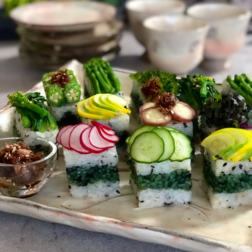 CA産スピルリナ　季節の野菜で彩る押し寿司