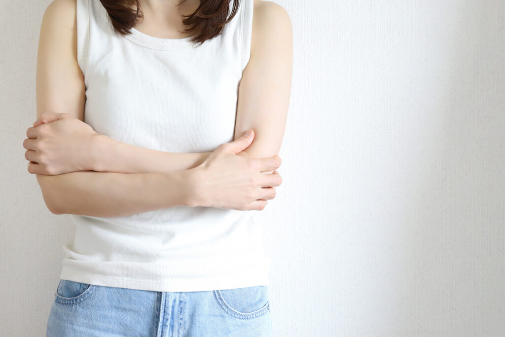 女性が腕を組み